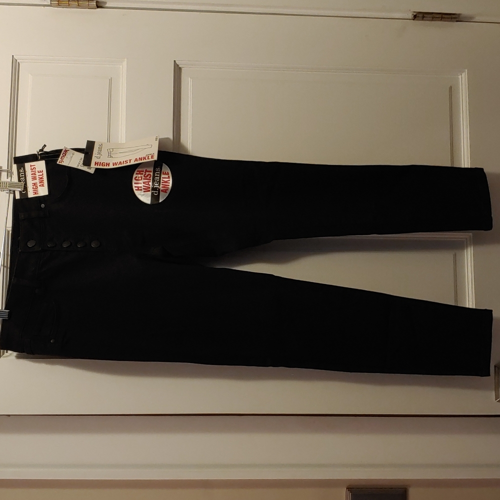 Pair size 8 black d. Jeans High waisted button down ankle skinny jeans NWT